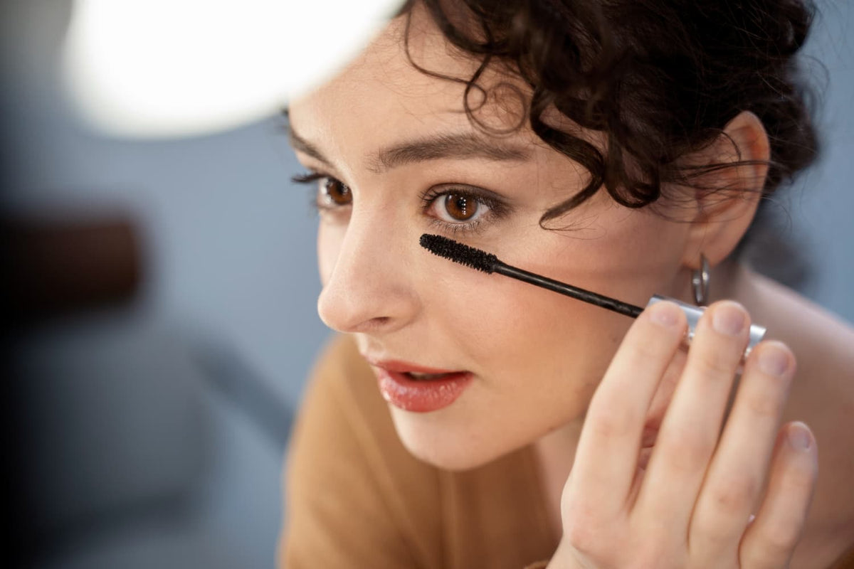 4 Mascara Tips and Tricks for Eye-Catching Lashes — Alix Avien blog image