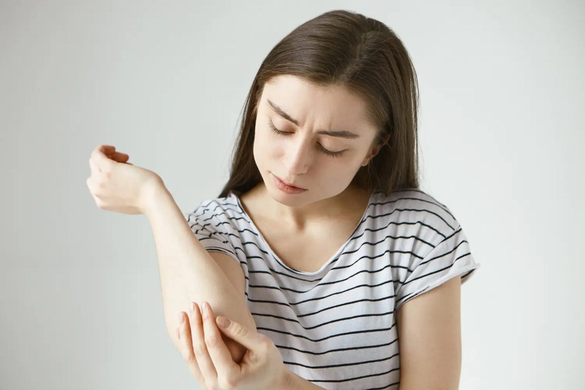 How to hide bug bites with makeup: redness and swelling camouflage guide — Alix Avien blog image
