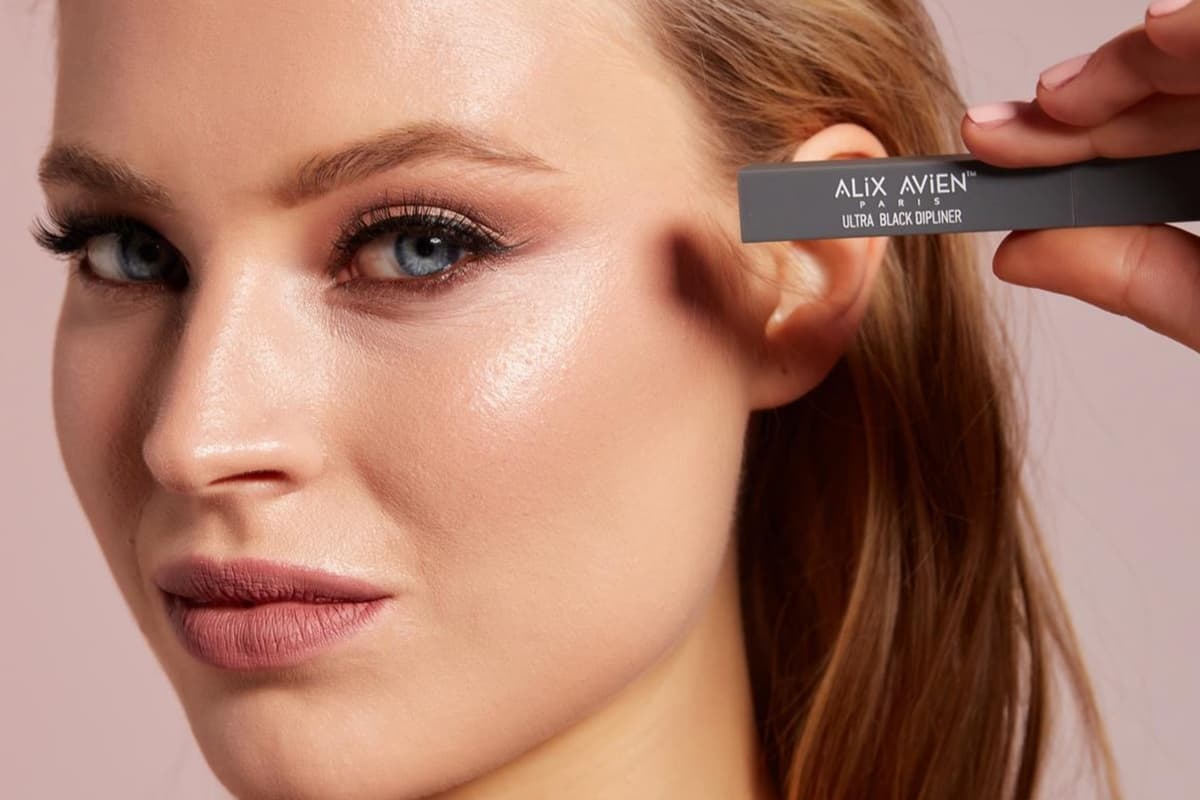 Intense Matte Black Dipliner: A Professional Eye Makeup Guide — Alix Avien blog image