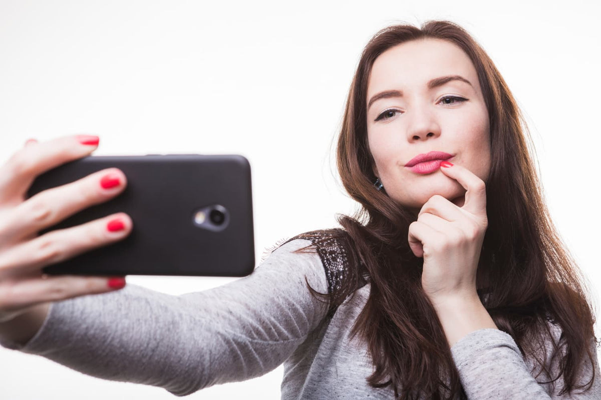 "Selfie-ready" lips: lipstick tricks for vacation photos — Alix Avien blog image