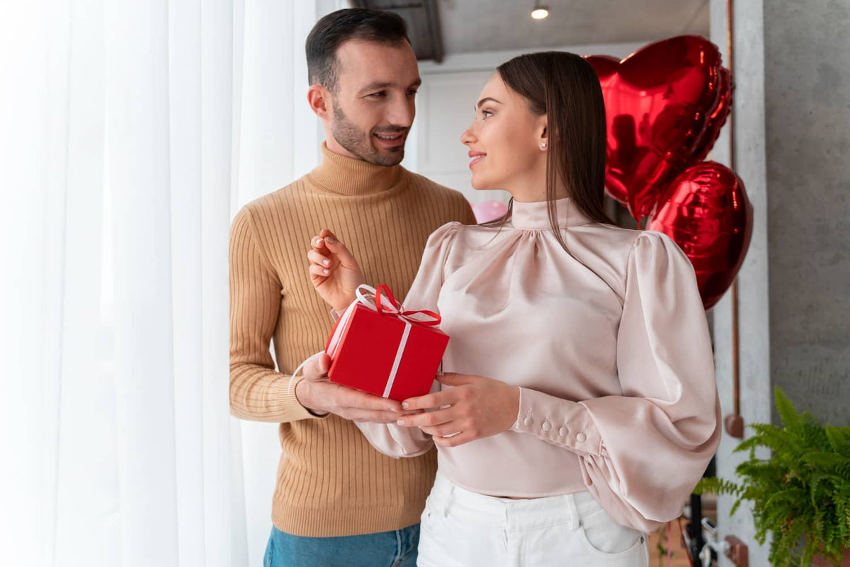 The Best Last-Minute Anniversary Gift Ideas: Trends and Lifesavers — Alix Avien blog image